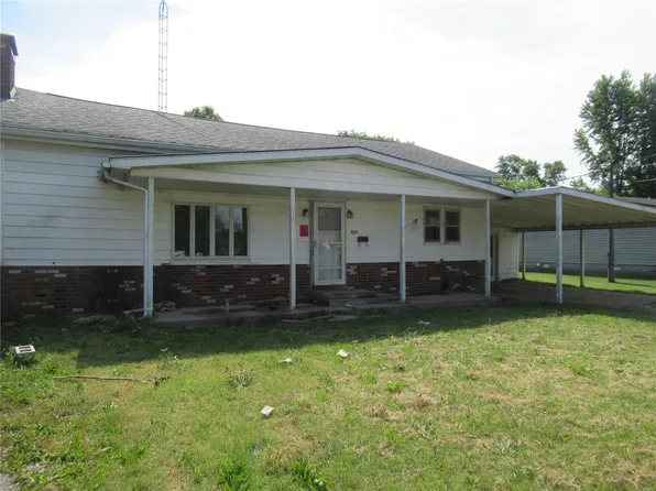 612 S Broadway St, Sesser, IL 62884
