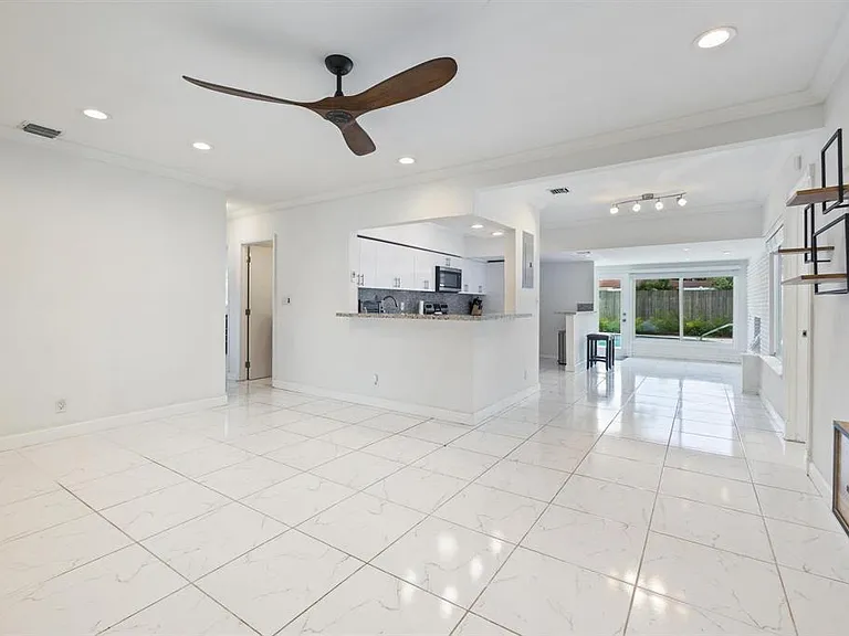 2440 SW 16th St — Photo 15
