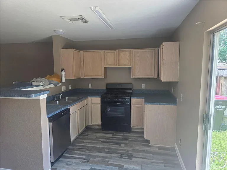 15515 Martineau St — Photo 3