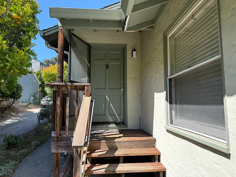 208 Throckmorton Ave — Photo 2