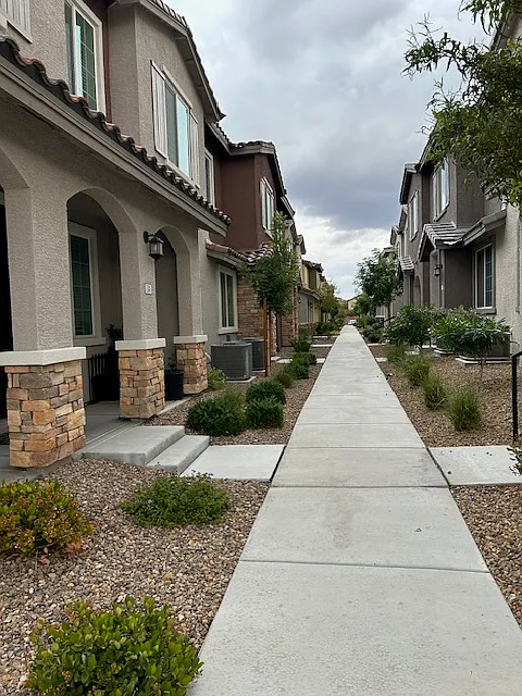 3 bed, 2.5 bath, 1518 sqft, $2,100 — Photo 3