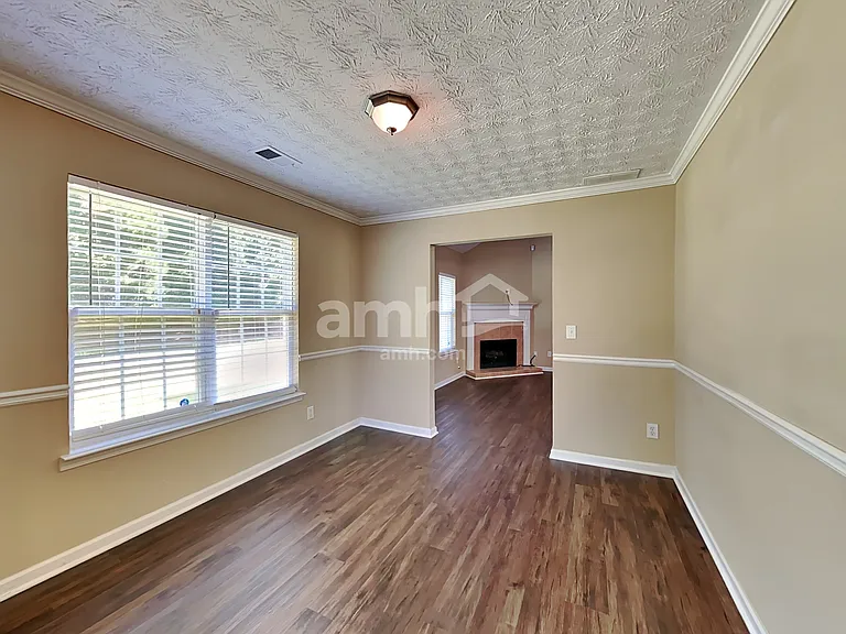 305 Kings Way — Photo 6