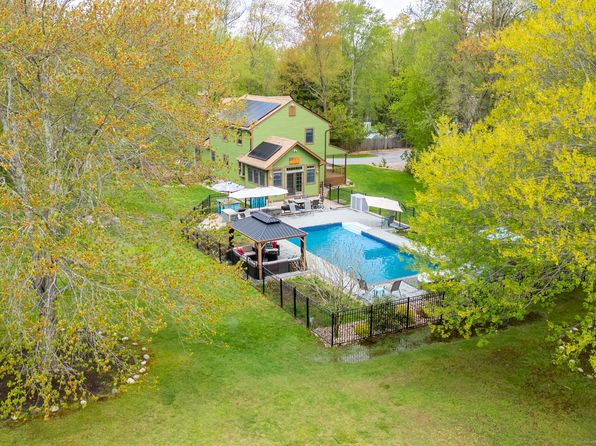 27 School House Hl, Burlington, CT 06013