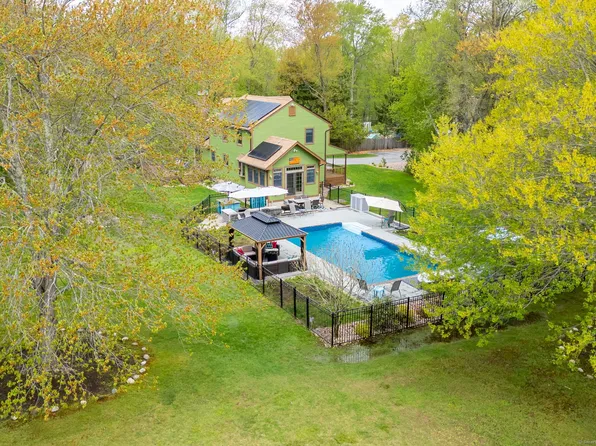 27 School House Hill, Burlington, CT 06013