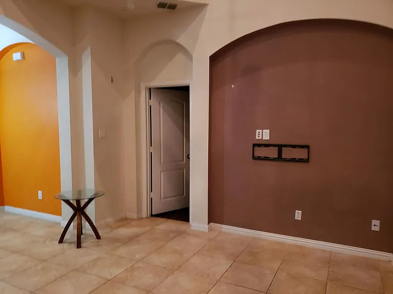 1948 Lantana Ln — Photo 2
