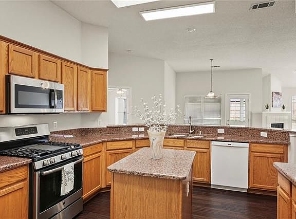 4th image of 6218 Hillcrest Dr