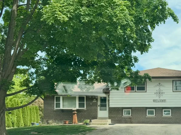 N56W34720 Lake Dr, Oconomowoc, WI 53066