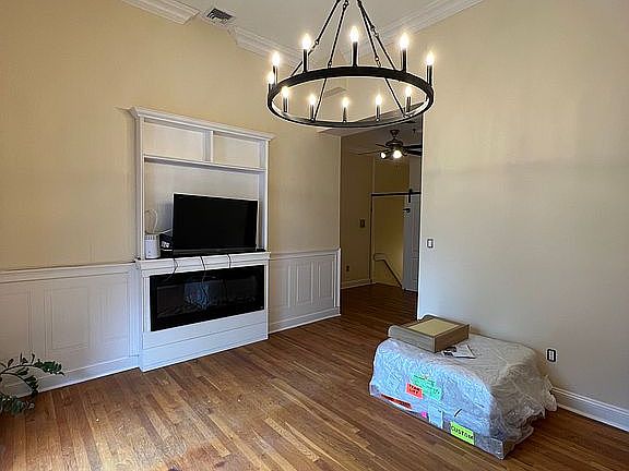 14 Ft ceilings 