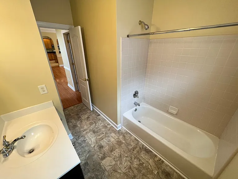 1006 Goldenview Ct — Photo 17