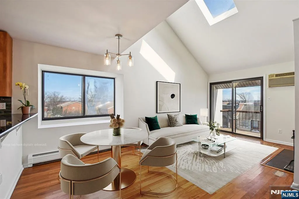 412 W Ridge Mews photo 1