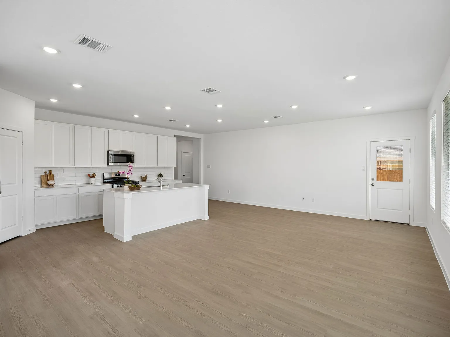 4 bed, 1902 sqft, $2,400 — Photo 2