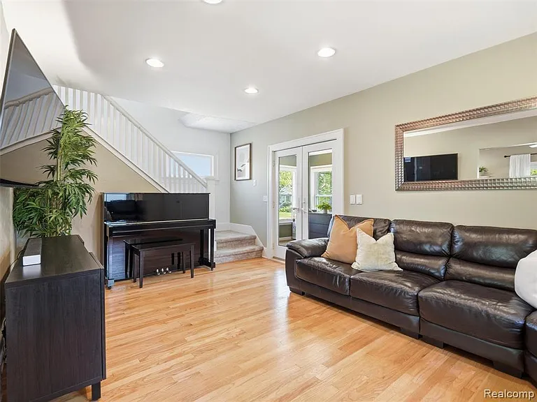 626 Kayser Ave — Photo 8