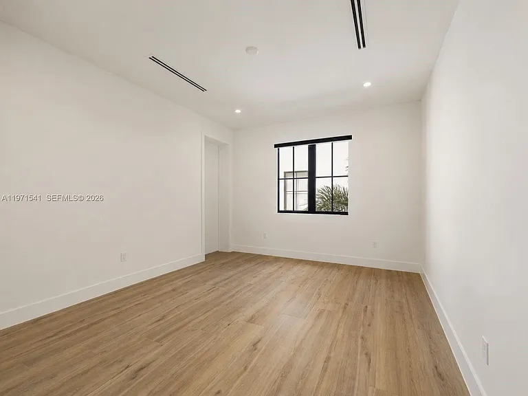885 NE 76th St — Photo 37