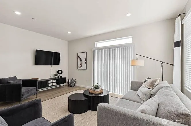 4 bed, 3.5 bath, 1880 sqft, $3,600 — Photo 3
