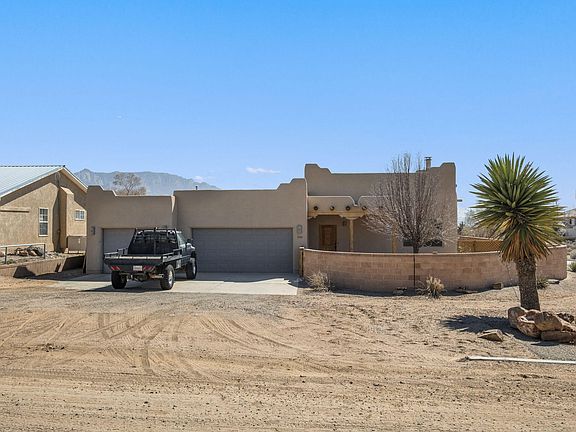 3rd image of 900 Acapulco Ct NE