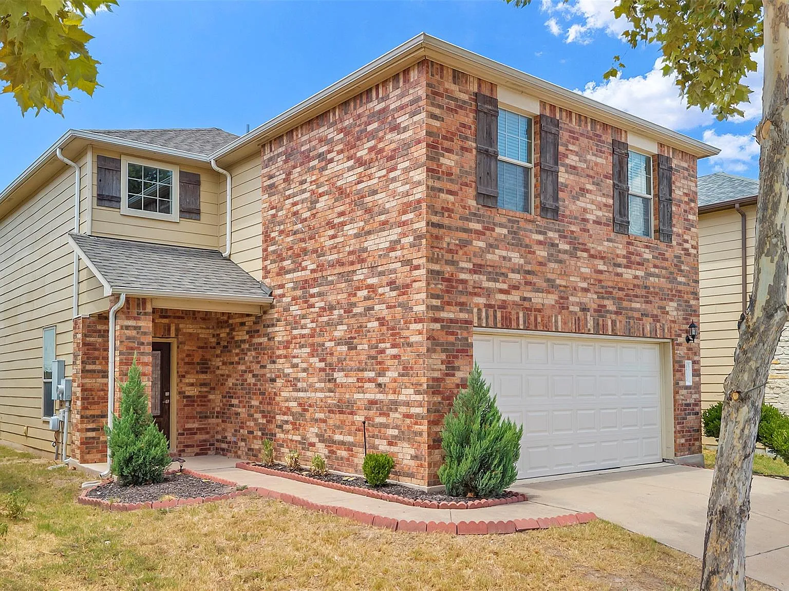 4 bed, 2.5 bath, 2423 sqft, $2,400 — Photo 1