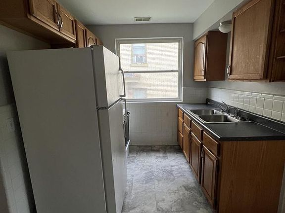 3rd image of 436 Glenwood Ave #1