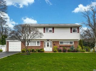 20 W Farms Ln, Commack, NY 11725