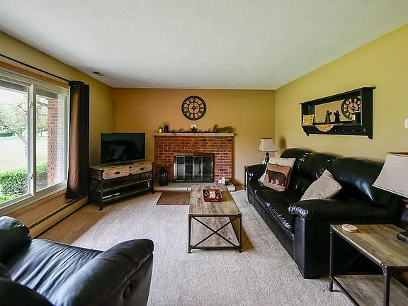 3rd image of 700 Winterberry Dr