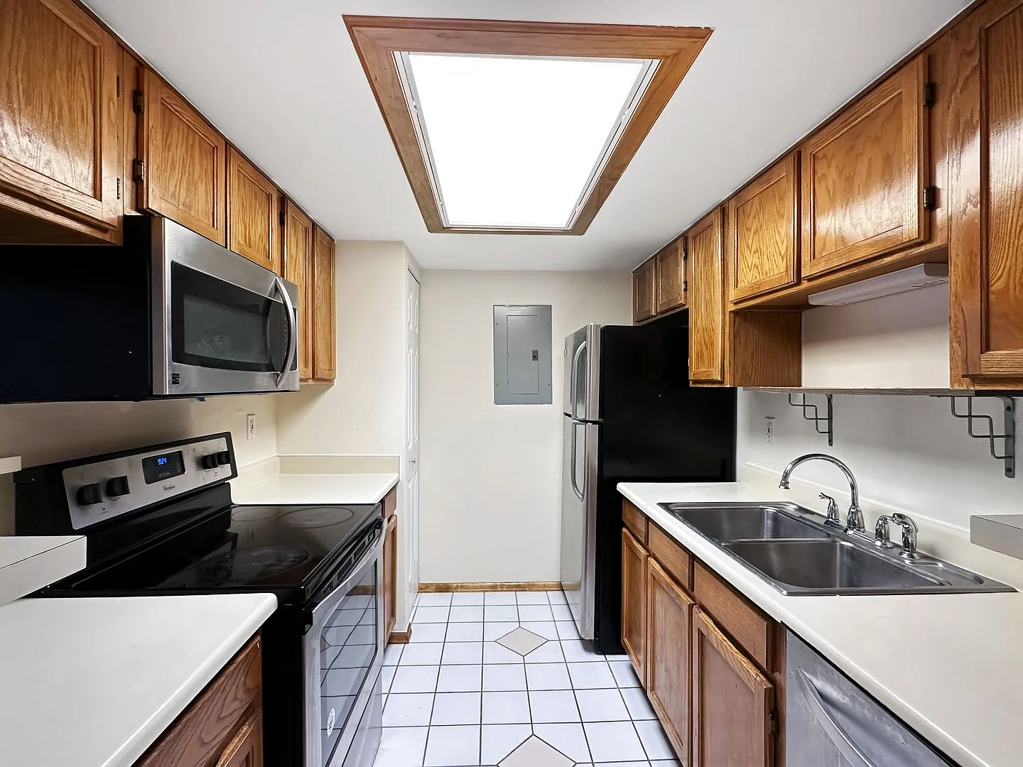 Charming 2-Bedroom Condo in Prime Location - Woodside Village — Photo 4