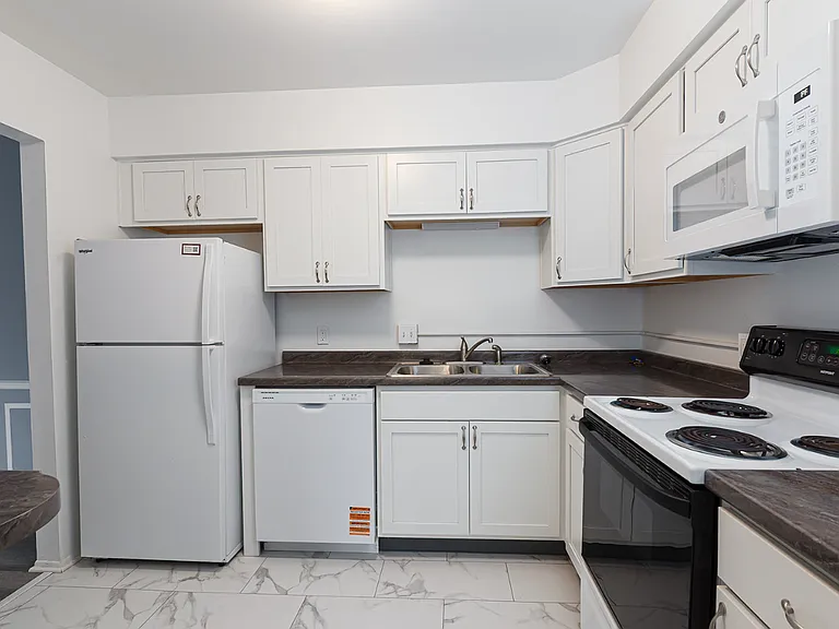 Senate Place Apartments — Photo 7