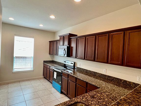 4th image of 1500 Persimmon Dr