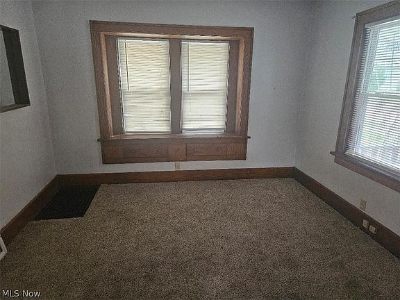 3rd image of 1243 Collinwood Ave