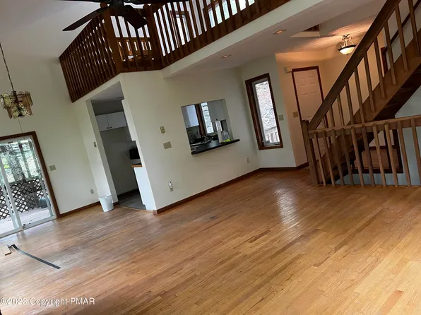 5058 Woodbridge Dr E, Bushkill, PA 18324