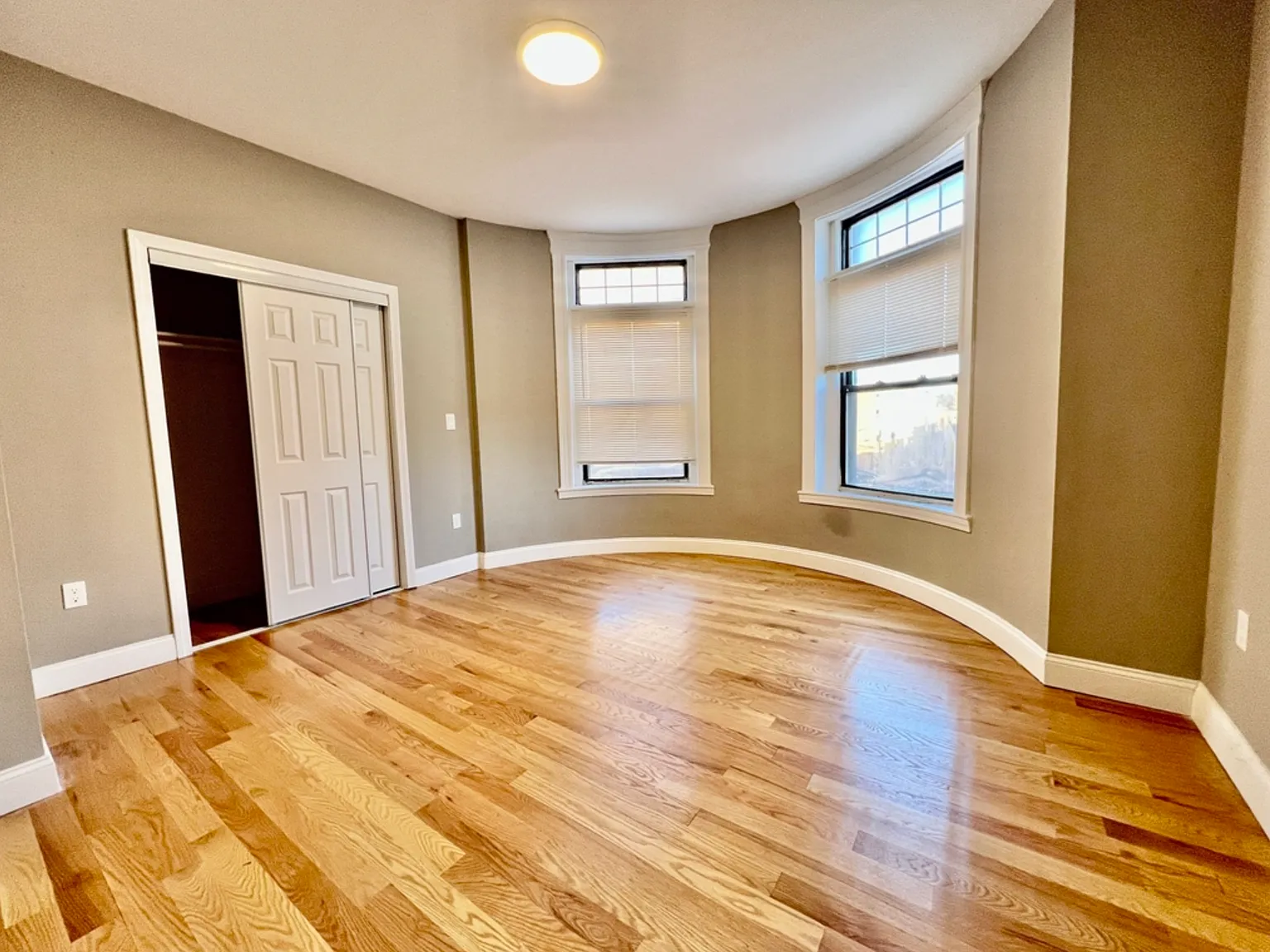 5 bed, 9999 sqft, $4,000 — Photo 4