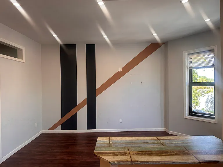 201 Bay 20 St — Photo 7