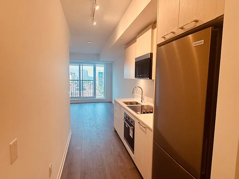 10 Oak St #1001 — Photo 7