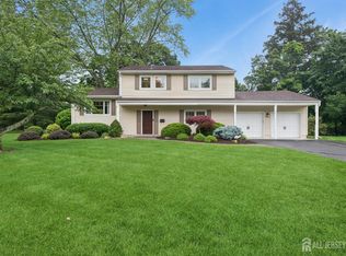 6 Steven Rd S, Kendall Park, NJ 08824