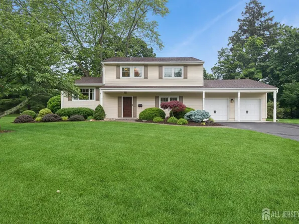 6 Steven Rd S, Kendall Park, NJ 08824