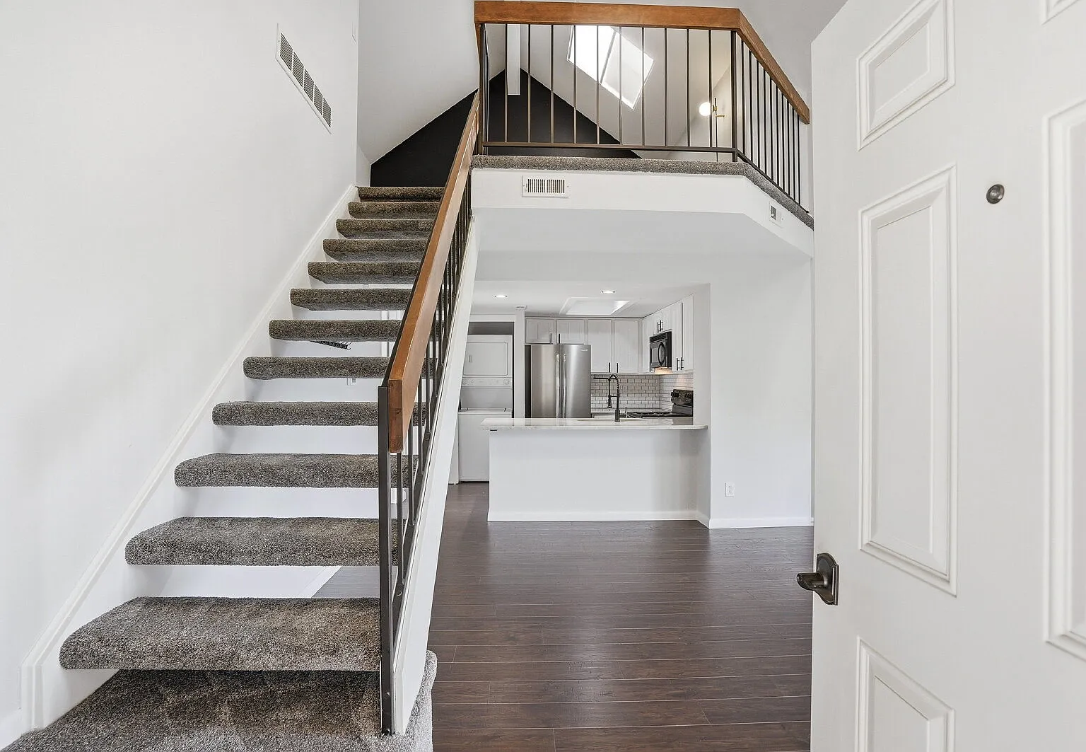 2 bed, 1.0 bath, 747 sqft, $1,946 — Photo 3