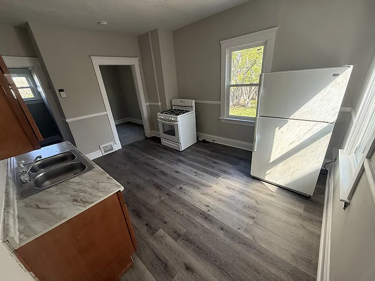 10303 Sophia Ave — Photo 2