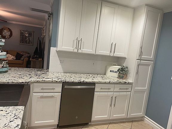 3rd image of 400 Holly Briar Dr