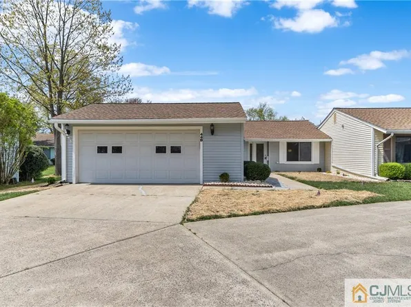 44 Catalpa Plz #B, Monroe Township, NJ 08831