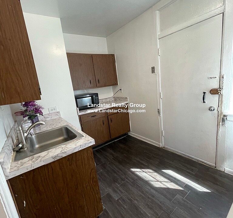 1st image of 939 W Oakdale Ave #N2