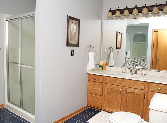 Shower / double sinks