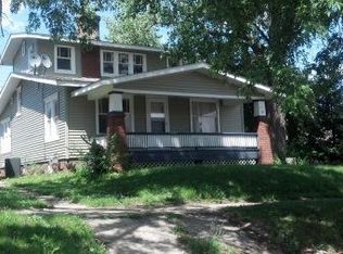 8 Fairview Pl, Decatur, IL 62522