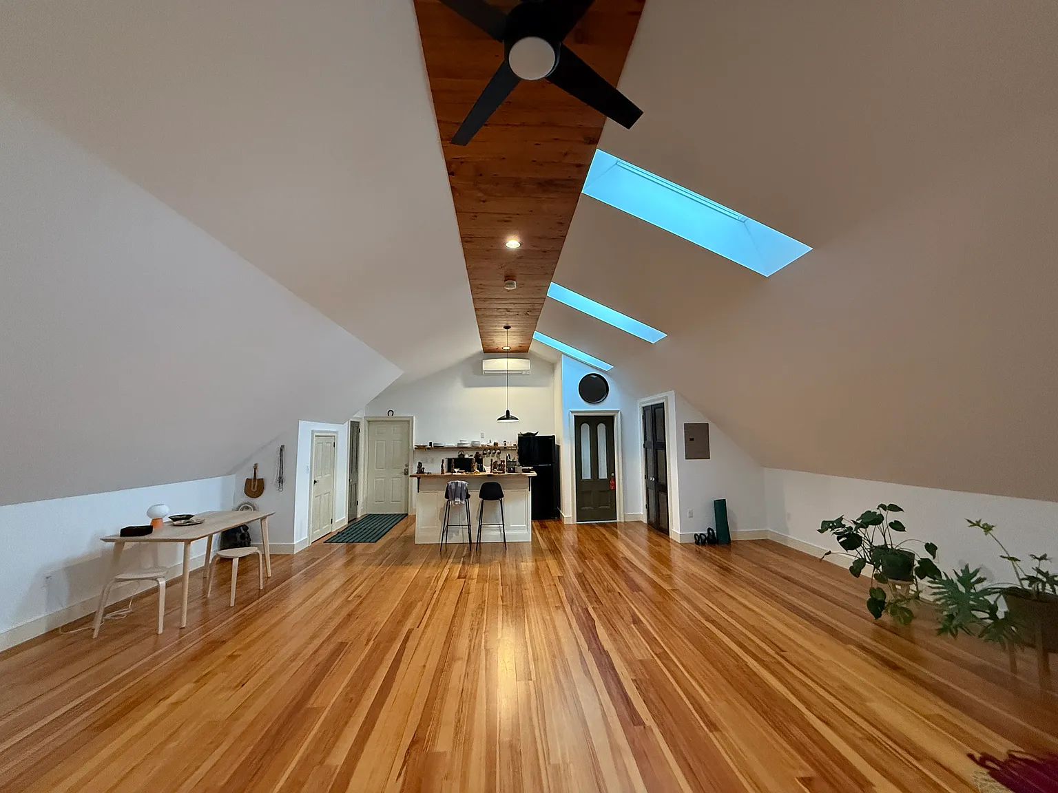 Studio, 954 sqft, $1,900 — Photo 2