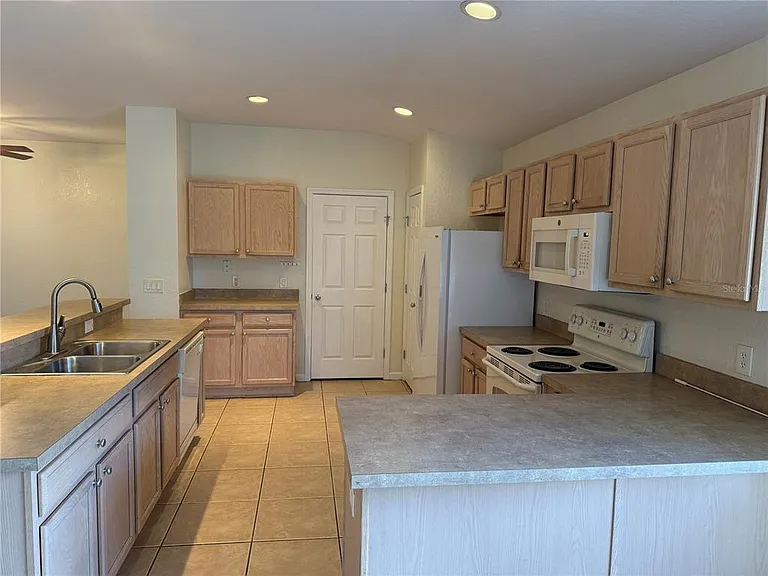 4304 SW 54th Ct — Photo 4