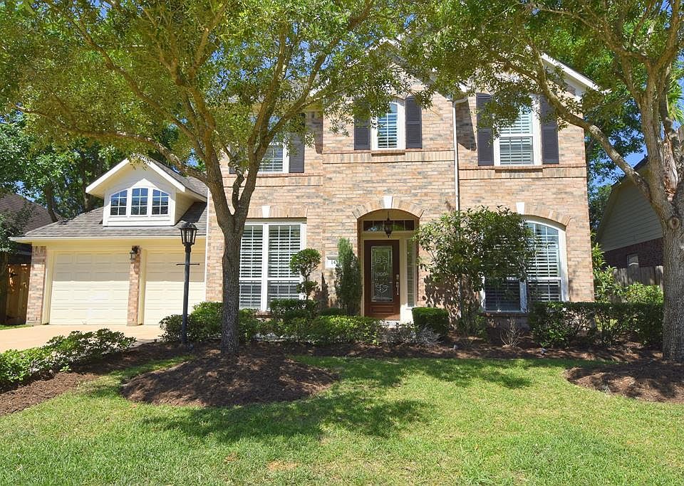 Lovely home on cul-de-sac in Greatwood. Mature landscaping and trees.