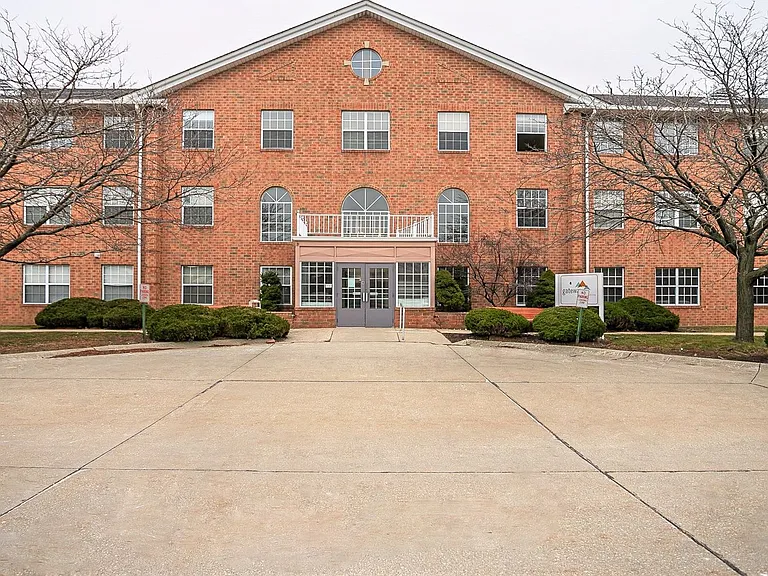 4 Gateway — Photo 2