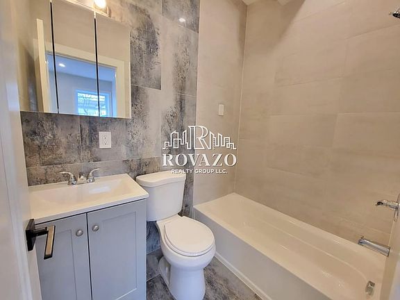 5th image of 535 Hawthorne Ave #306B