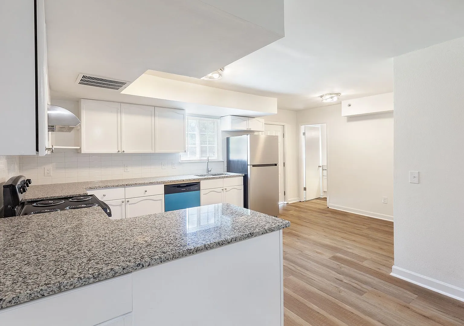 Beautiful, Fully Renovated 1bd/1ba Unit w/ Rear Deck in Ideal Smyrna Location! — Photo 1