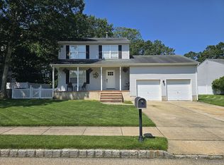 6 Fieldcrest Ct, Bayville, NJ 08721