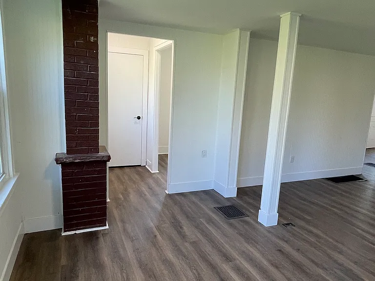 240 Robinson St — Photo 14