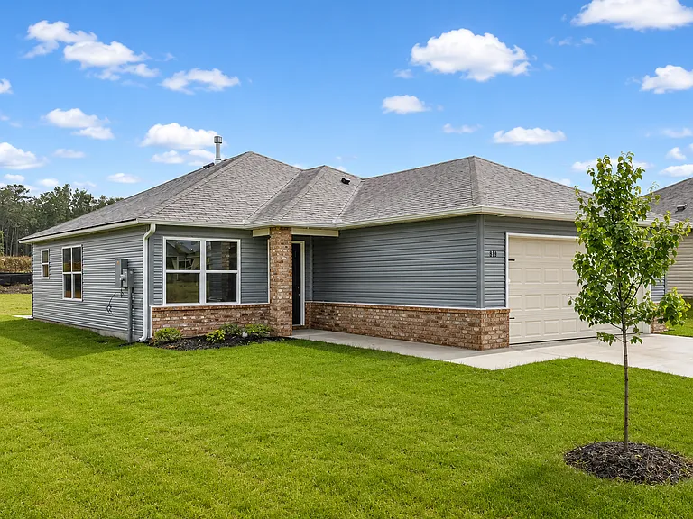 813 Ashford Dr — Photo 1