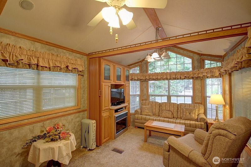 3rd image of 137 6 Riverside Drive
